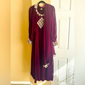 A gorgeous XXL Indian Dress in the color burgundy/purple